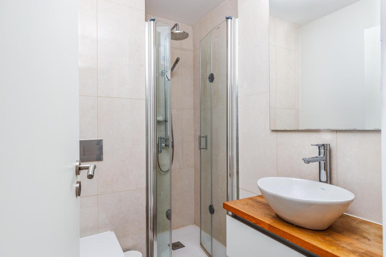 110m2 Flat, Large Terrace With A View And A Garden * Lisbon